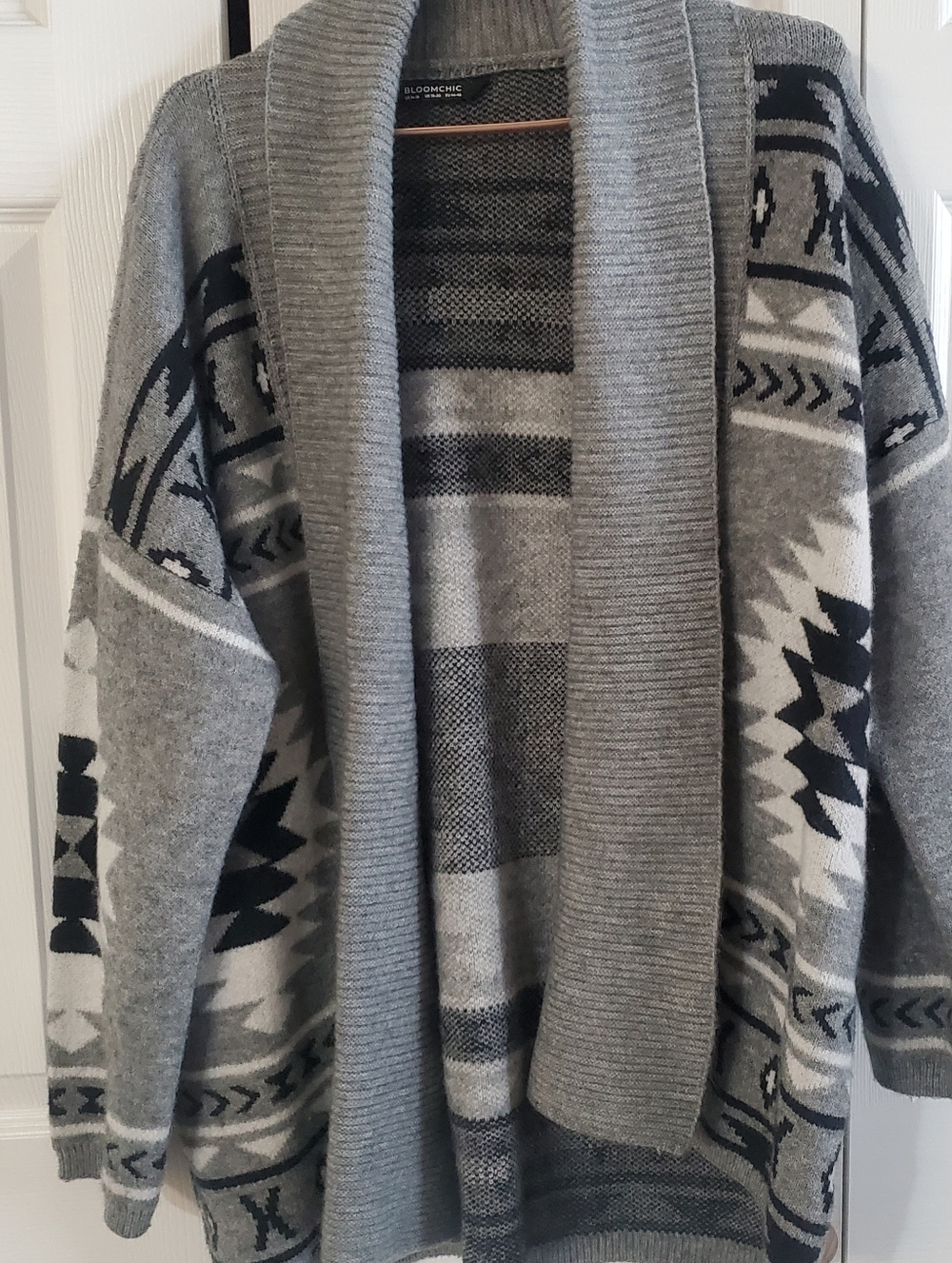BLOOMCHIC SOUTHWEST AZTEC CARDIGAN GRAY WHITE 14/16. LONG SLEEVES. OPEN